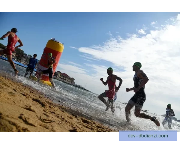 铁人三项杯赛：征战湖泊山川，挑战极限勇气展风采